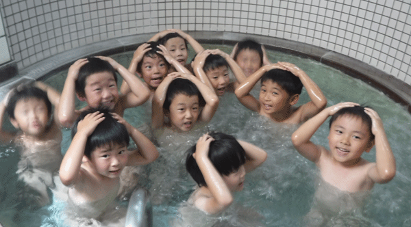 保育園　お泊り　裸 みんなで一緒に入るお風呂は格別だね(#^.^#)～お泊り保育新聞１１号～』 - 武庫愛の園幼稚園